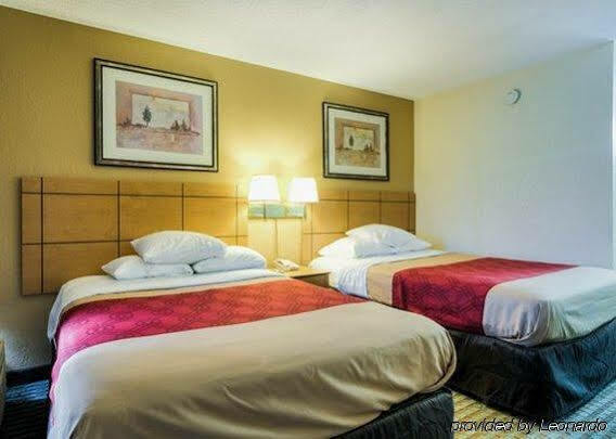 Econo Lodge Shorewood Екстериор снимка