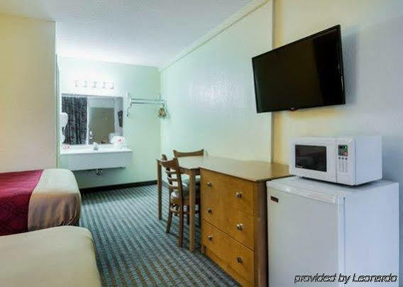 Econo Lodge Shorewood Екстериор снимка