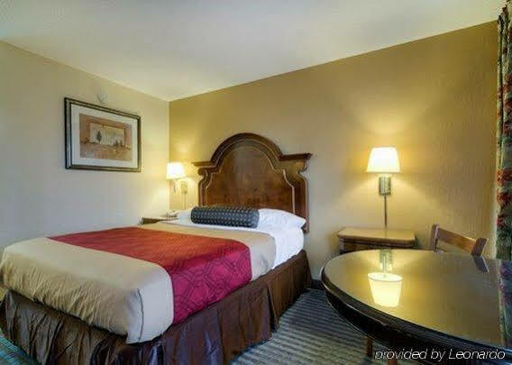 Econo Lodge Shorewood Екстериор снимка