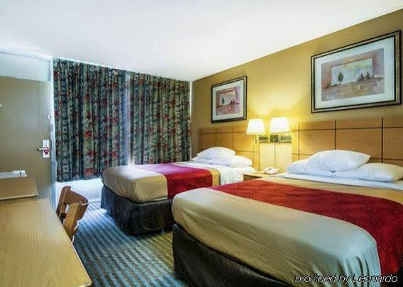 Econo Lodge Shorewood Екстериор снимка